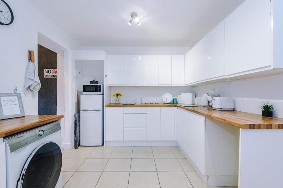 Sleeps 7, Games Room, Perfect For Groups, Driveway, Smart TV, Available For Long Stays Apartment in Salford