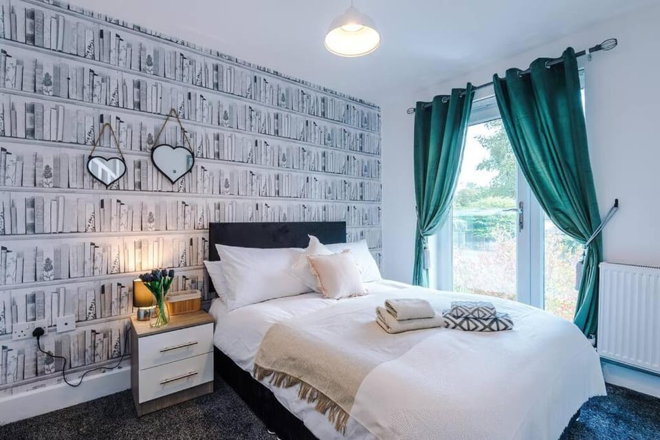 Sleeps 7, Games Room, Perfect For Groups, Driveway, Smart TV, Available For Long Stays Apartment in Salford