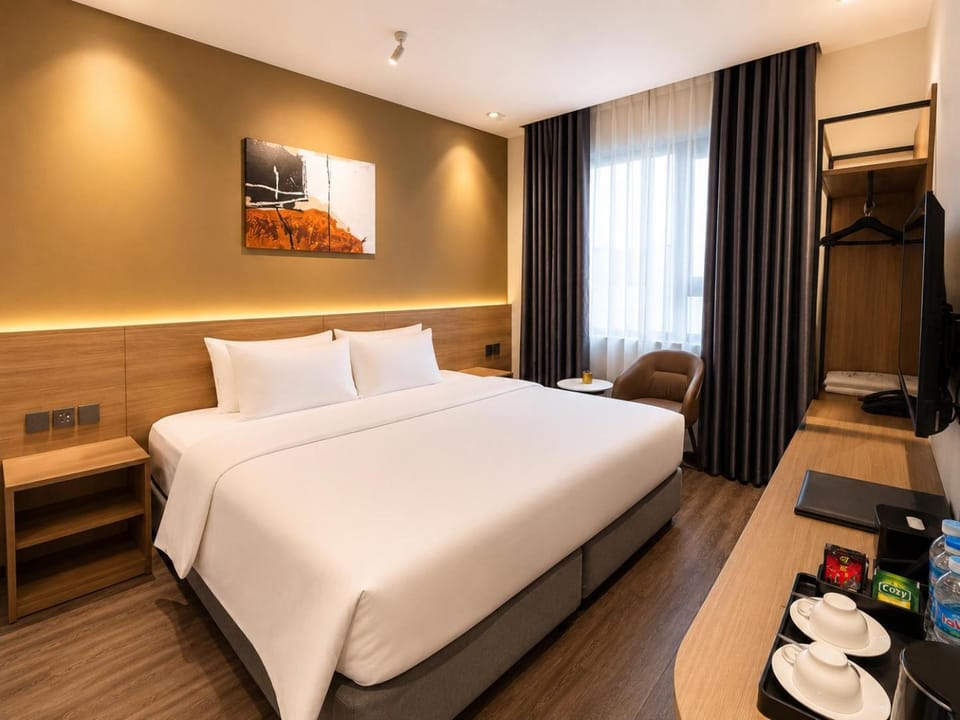 Bed, TV and multimedia, Photo of the whole room, Seating area, Bedroom