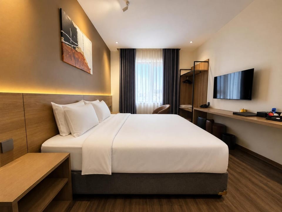 Bed, TV and multimedia, Seating area