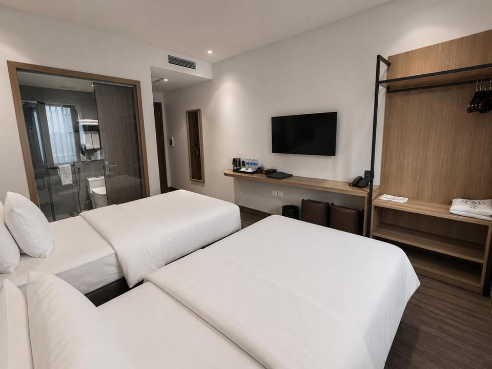Bed, TV and multimedia, Photo of the whole room, Bedroom, towels, air conditioner