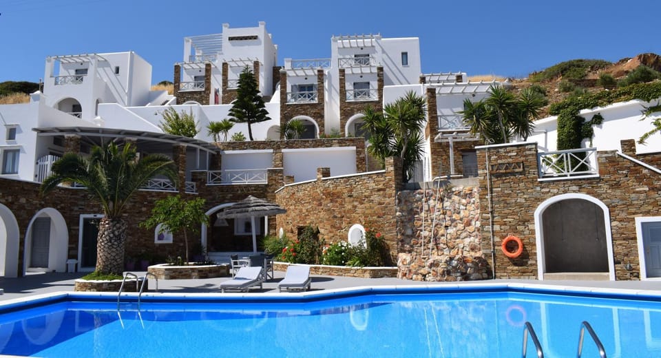 Property building, Day, Garden, Balcony/Terrace, Pool view, Swimming pool