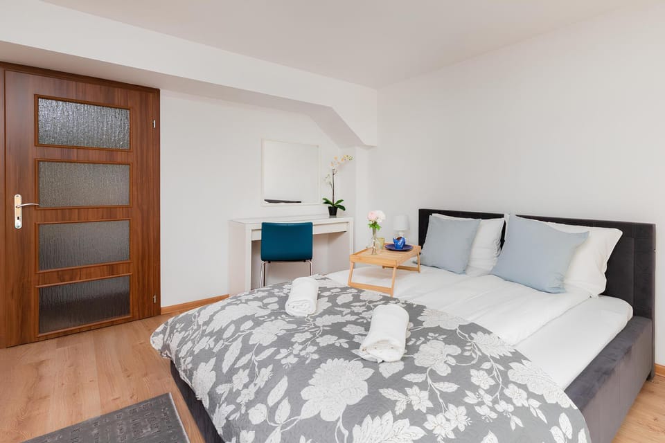 Bed, Photo of the whole room, Bedroom, towels