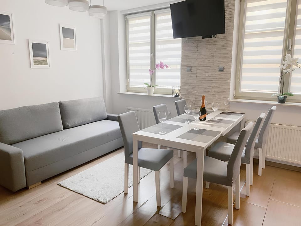Bed, TV and multimedia, Living room, Photo of the whole room, Seating area, Dining area