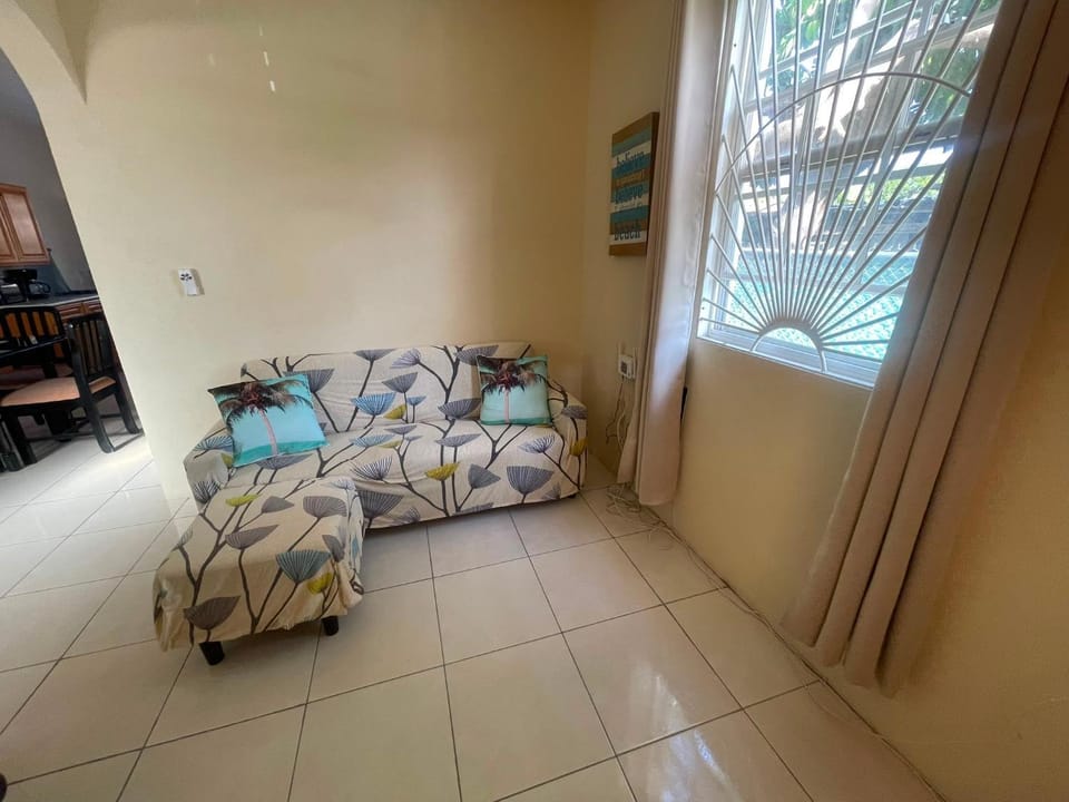 Cozy Suite, Wifi, Ac in Bedroom & 1 Minute Walk to West Coast Beach! Apartment in Saint James
