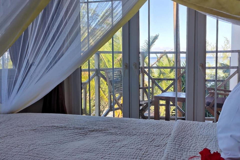 Villa Fleurdelys - Sleeps 24 - Pool - Cool Jacuzzi Villa in Tanzania