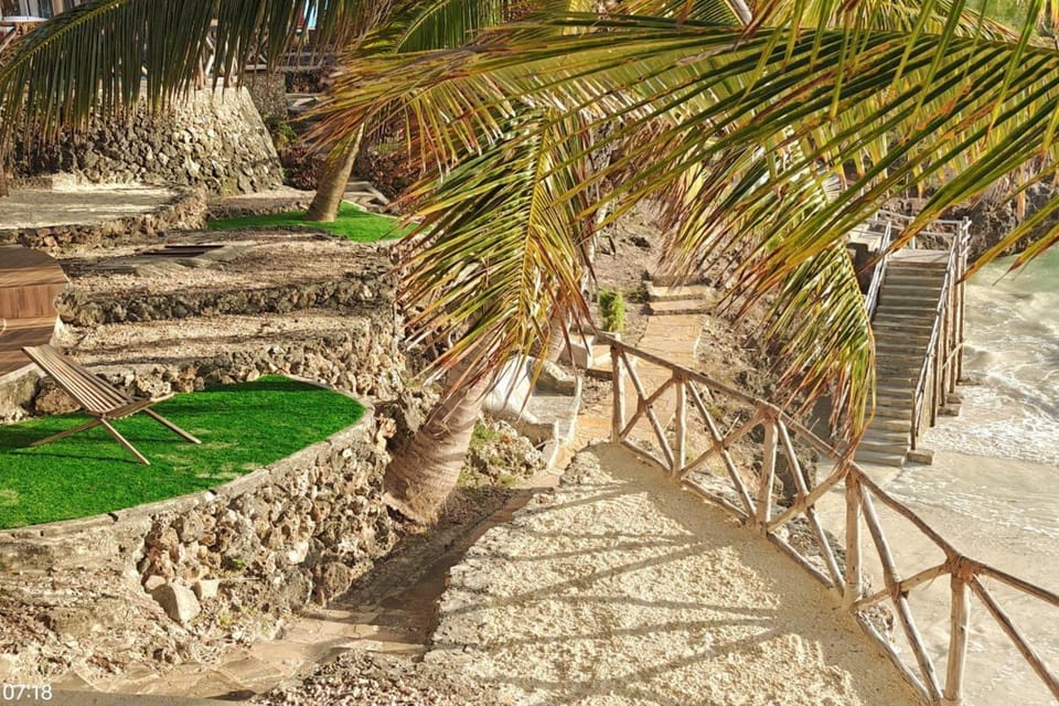 Villa Fleurdelys - Sleeps 24 - Pool - Cool Jacuzzi Villa in Tanzania
