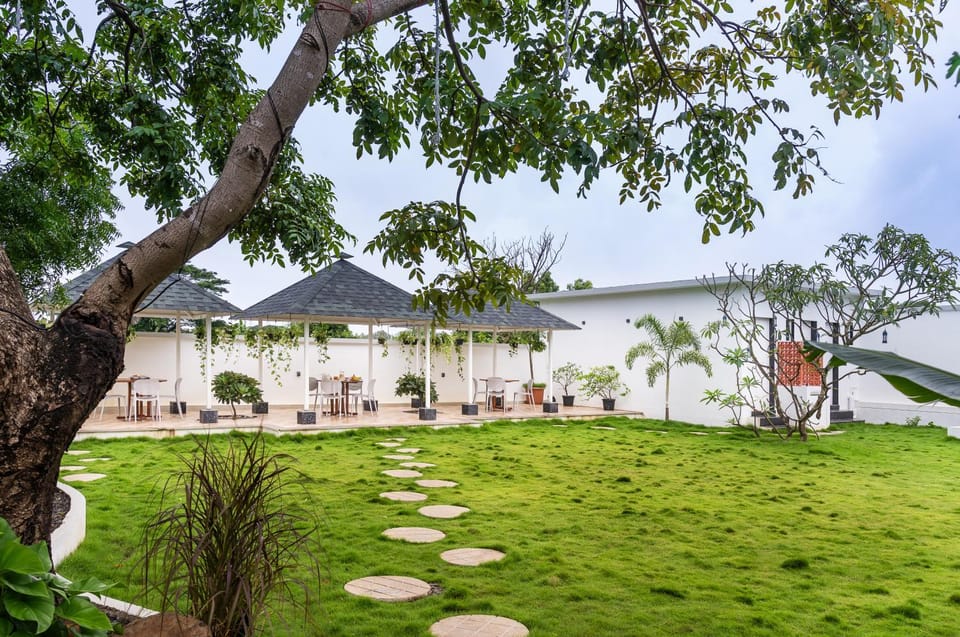 Garden, Seating area, Dining area, Garden view