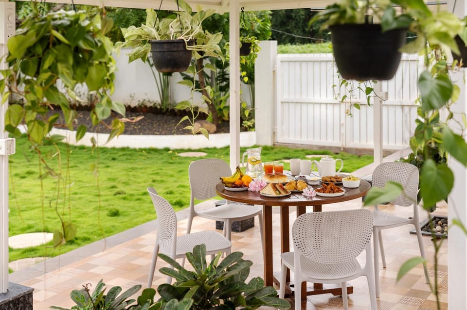 View (from property/room), Seating area, Dining area