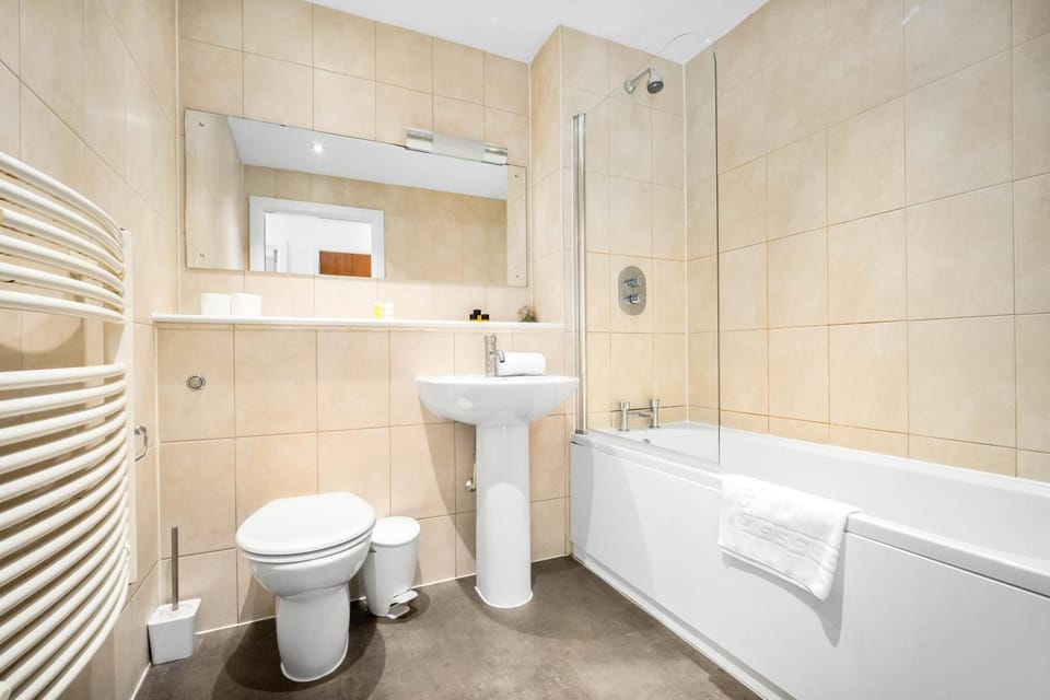 Shower, Toilet, Bathroom, Bath, towels