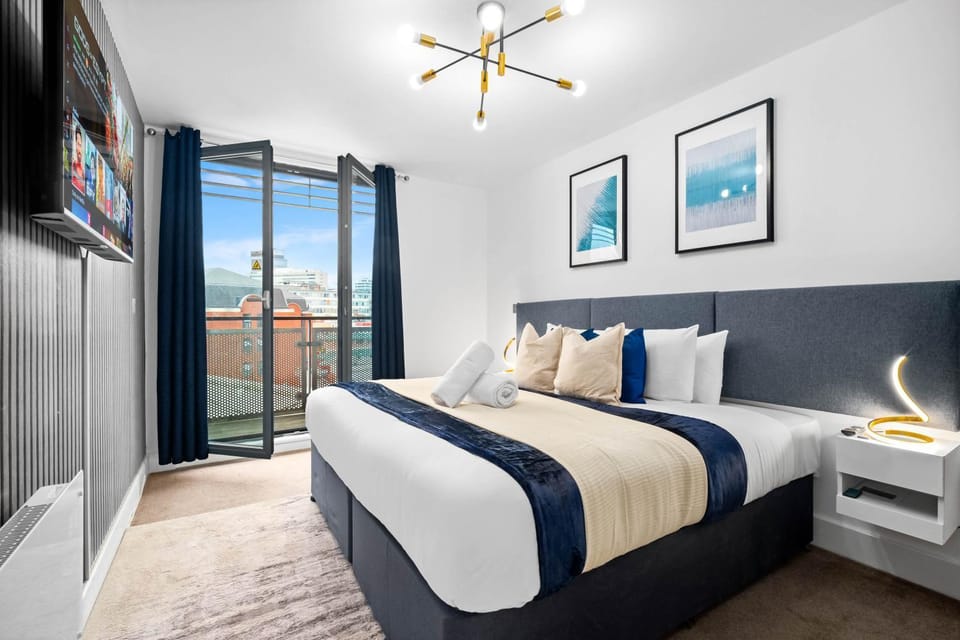 Bed, TV and multimedia, Bedroom