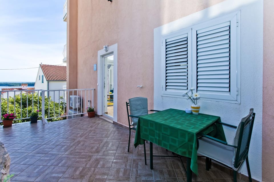 Facade/entrance, Balcony/Terrace