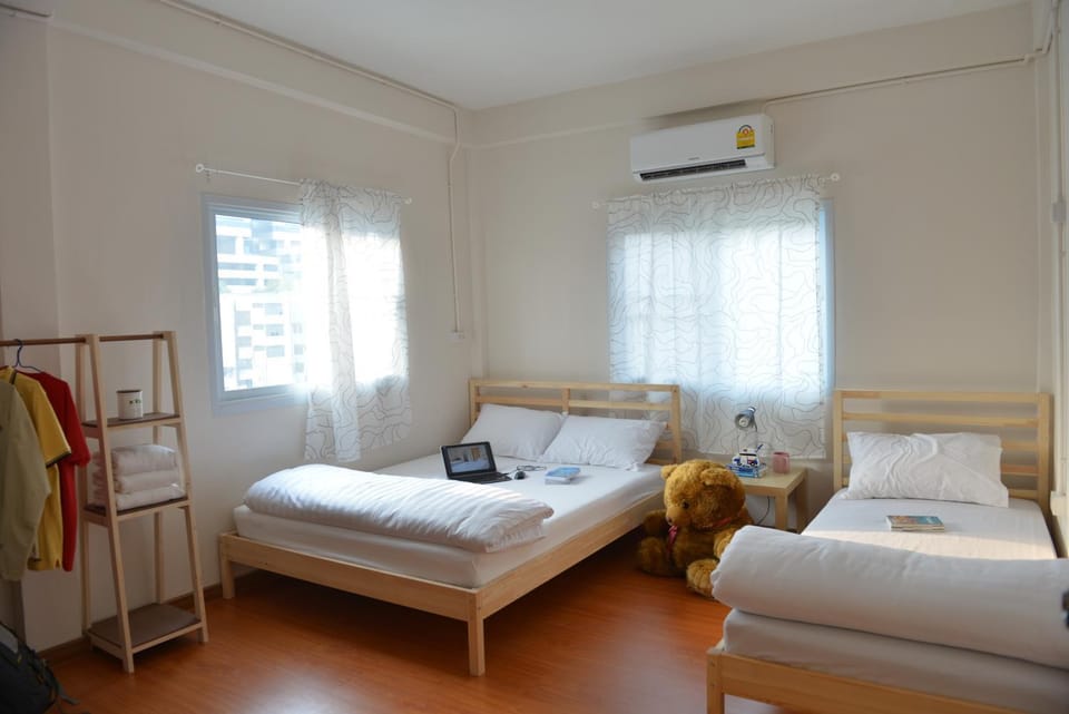 Bed, Bathroom, TV and multimedia, Decorative detail