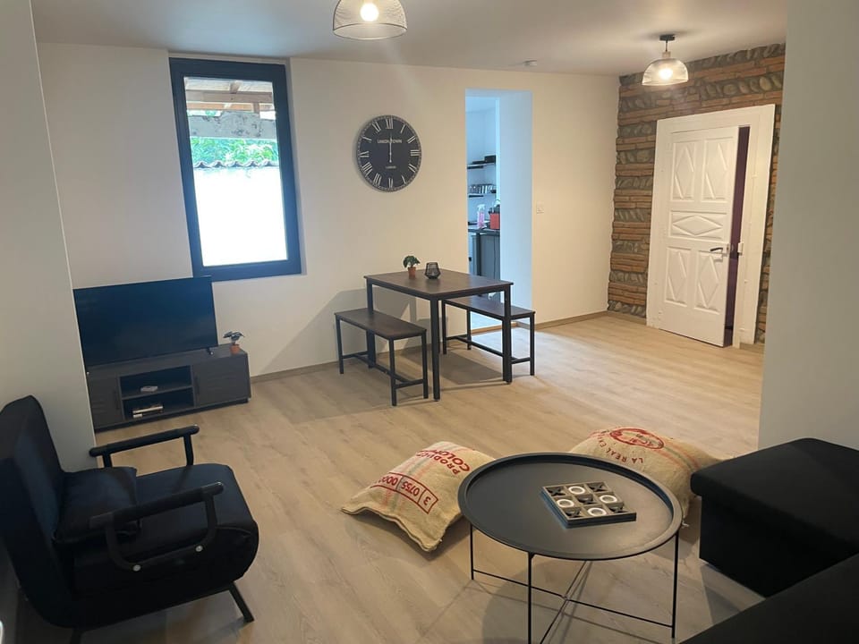 TV and multimedia, Living room, Seating area