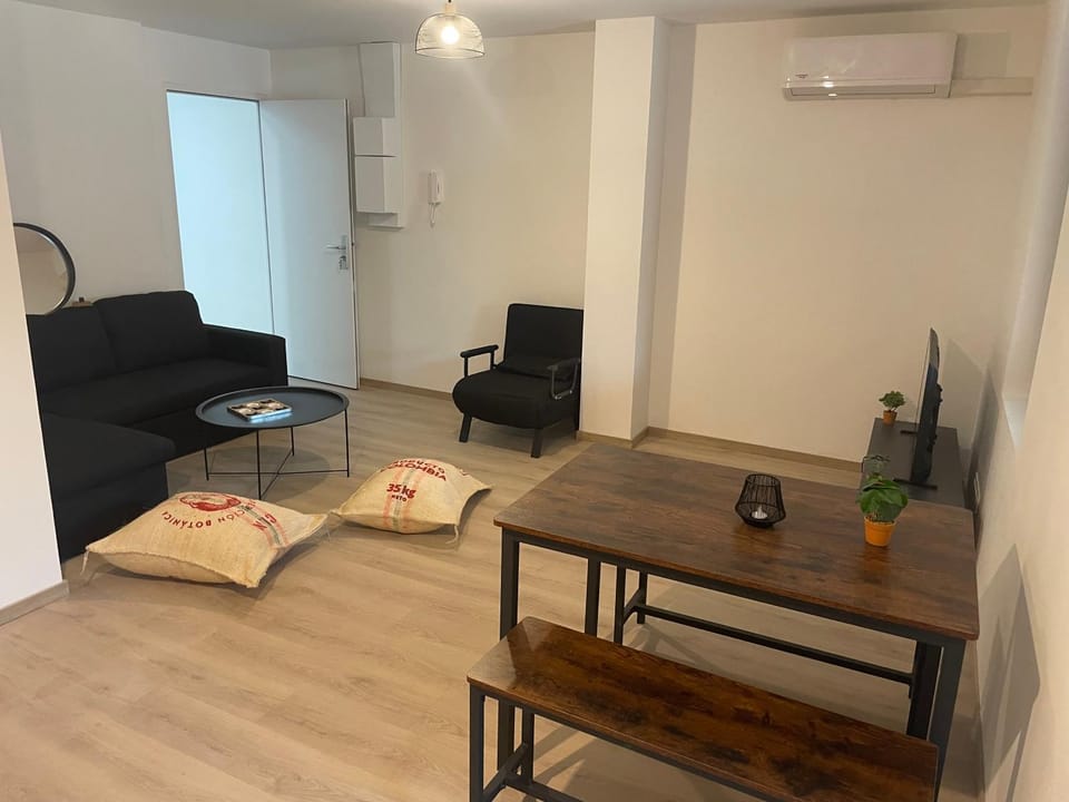 TV and multimedia, Living room, Seating area, Dining area, air conditioner