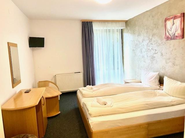 TV and multimedia, Photo of the whole room, Bedroom, towels