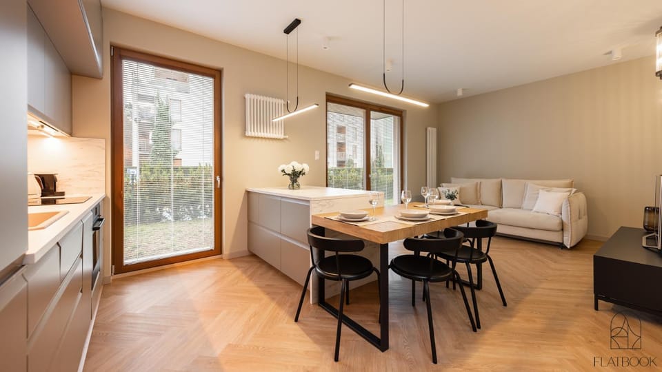 Bed, Kitchen or kitchenette, Living room, Seating area, Dining area