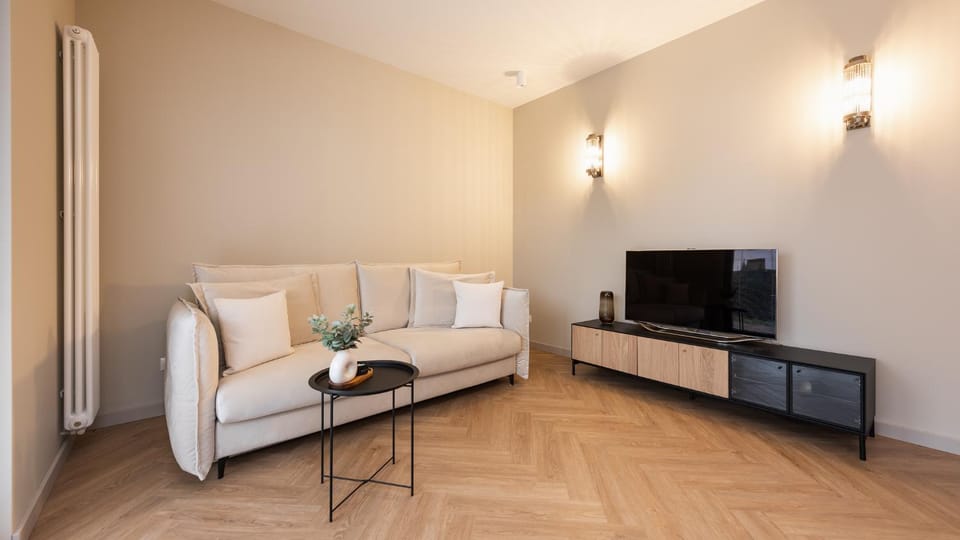 Bed, TV and multimedia, Living room, Photo of the whole room, Seating area