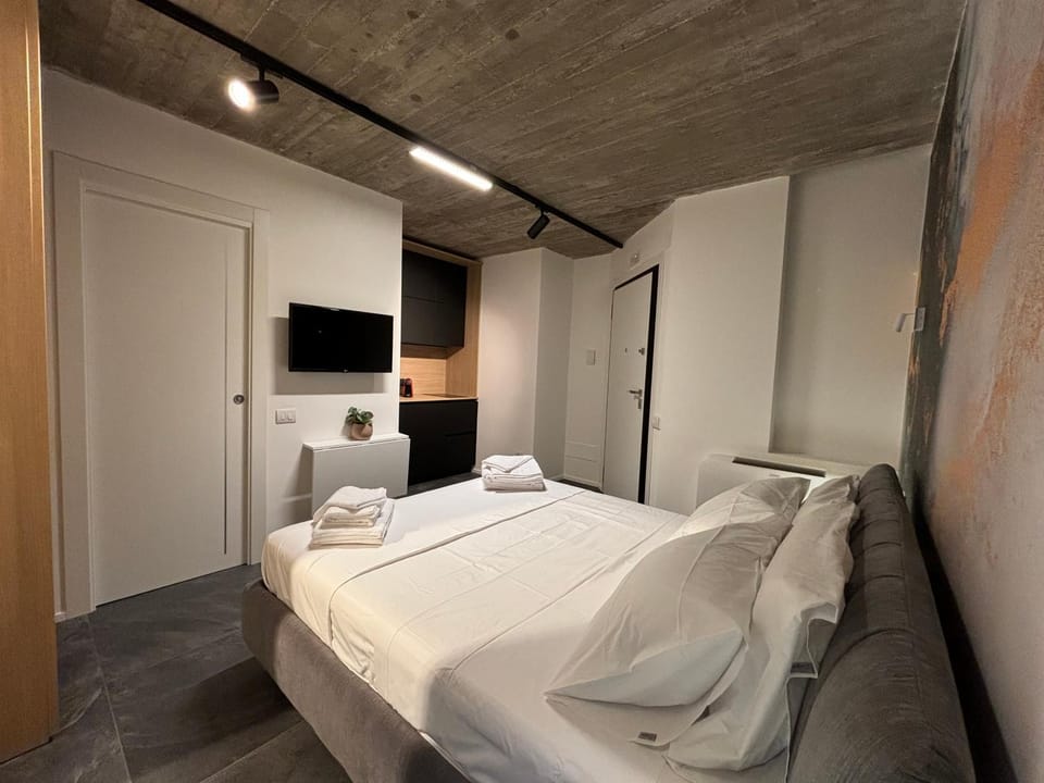 Bed, TV and multimedia, Photo of the whole room, Bedroom, towels, wardrobe