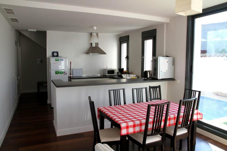 Kitchen or kitchenette, Dining area, stove