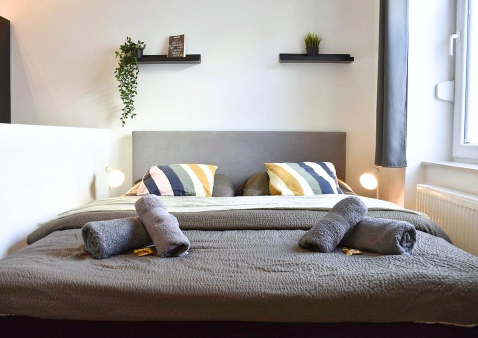 Bed, Bedroom, towels, towels