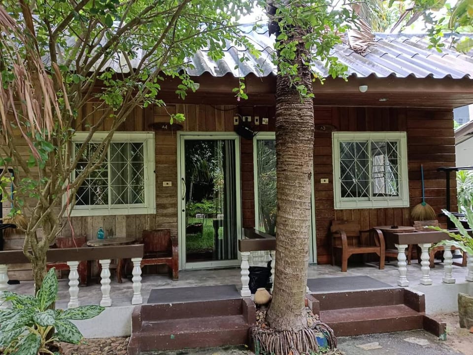 Property building, Patio, Facade/entrance