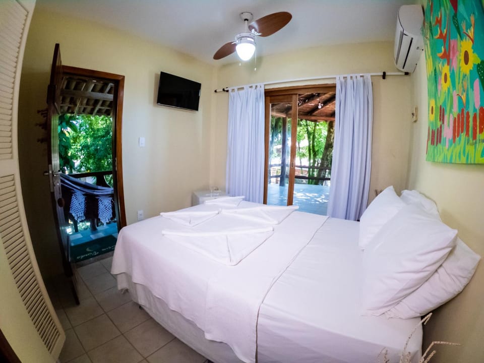 Bed, TV and multimedia, Photo of the whole room, Bedroom