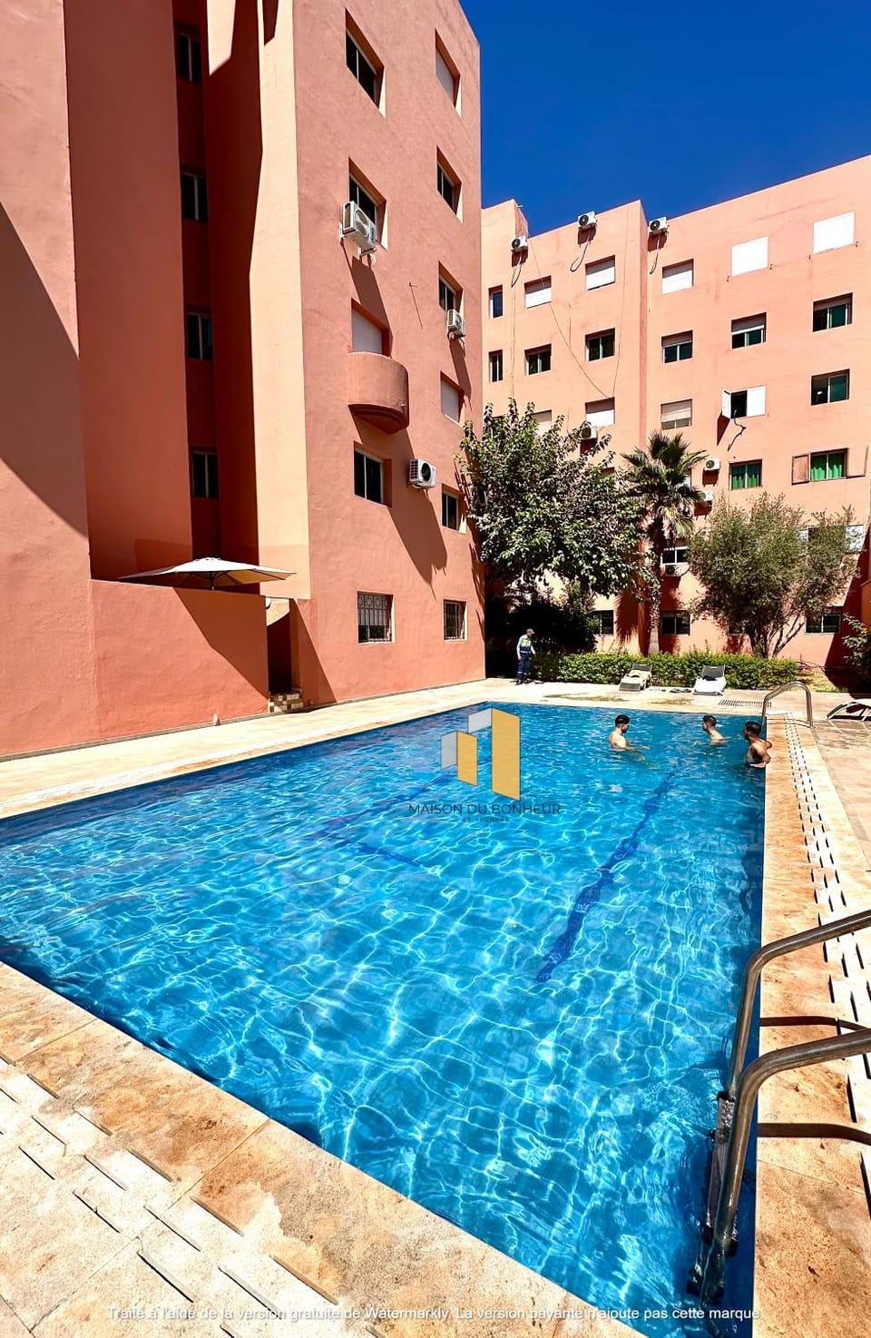 Property building, Day, Pool view, Swimming pool, Swimming pool, sunbed