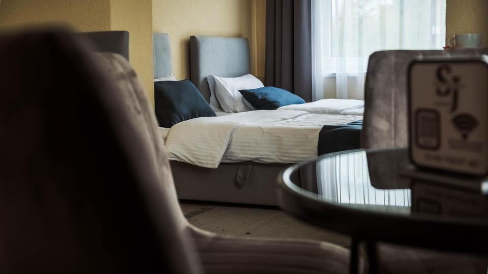 Bed, Seating area