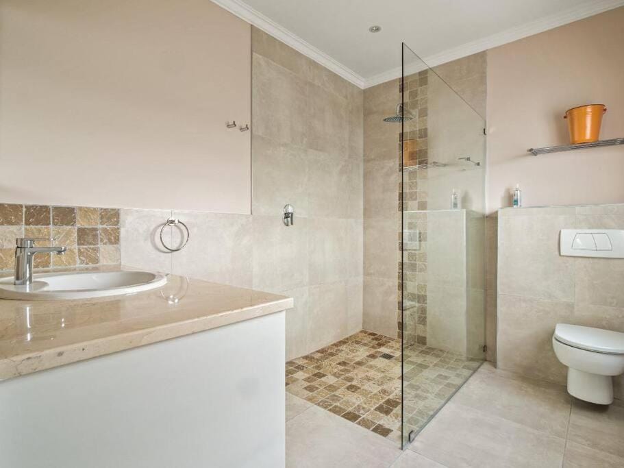 Shower, Toilet