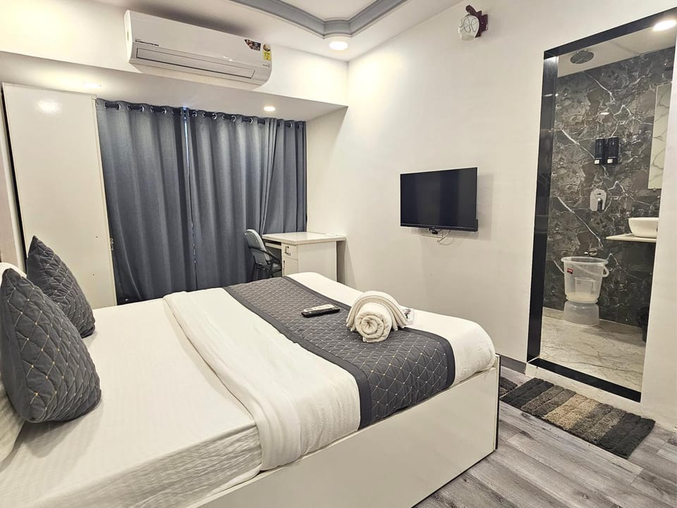 Bed, TV and multimedia, Photo of the whole room