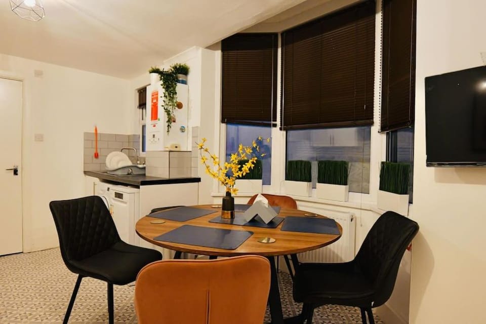 TV and multimedia, Seating area, Dining area
