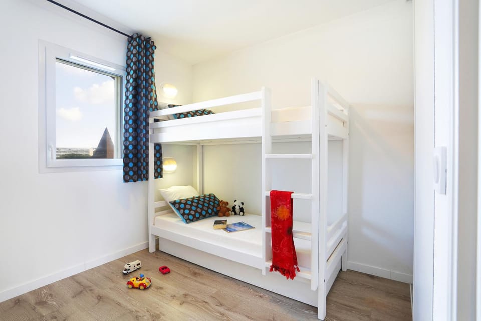 Bedroom, bunk bed