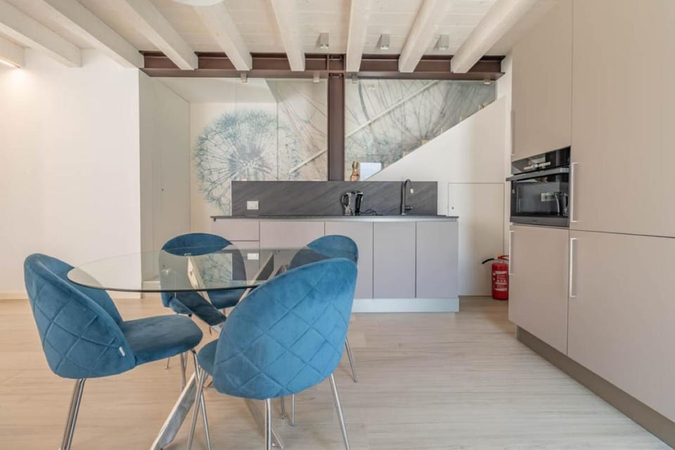 Kitchen or kitchenette, Dining area, dishwasher, minibar, oven, stove