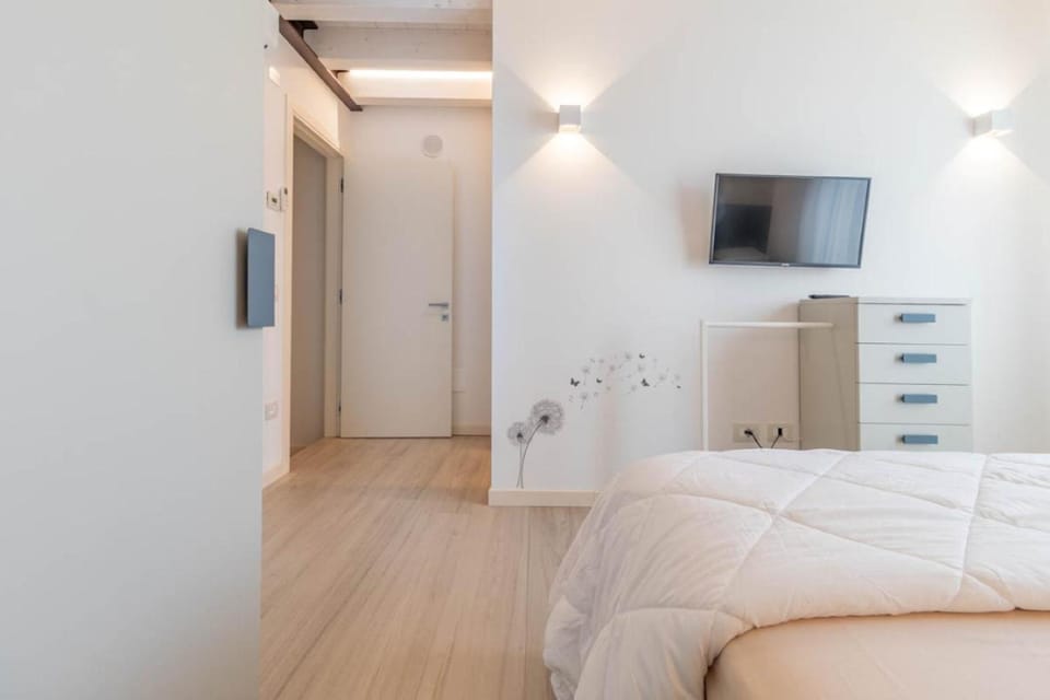 Bed, TV and multimedia, Photo of the whole room, Bedroom, wardrobe