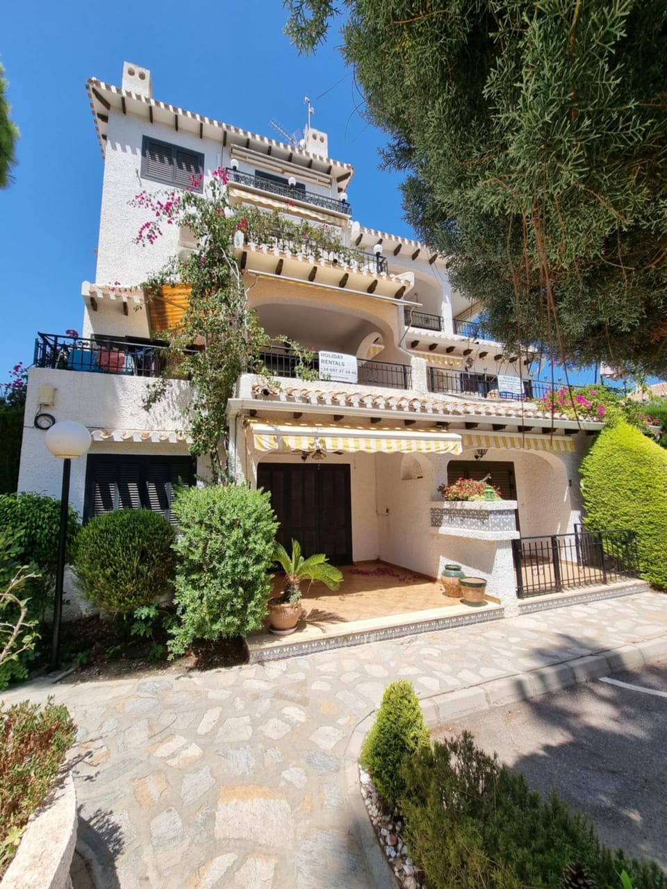 Property building, Day, Balcony/Terrace