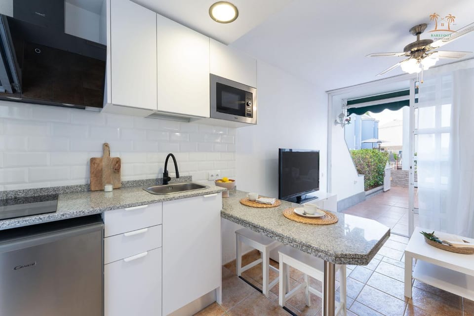 Kitchen or kitchenette, Dining area, stove