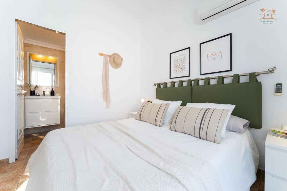 Bed, Photo of the whole room, Bedroom, air conditioner