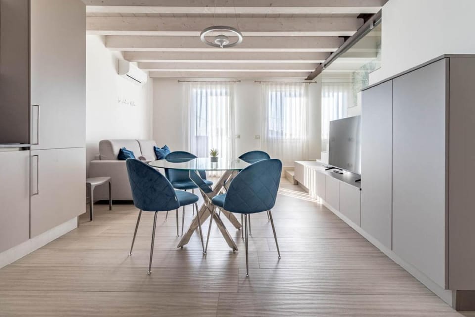 TV and multimedia, Kitchen or kitchenette, Living room, Seating area, Dining area, wardrobe