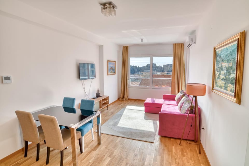 TV and multimedia, Living room, Dining area
