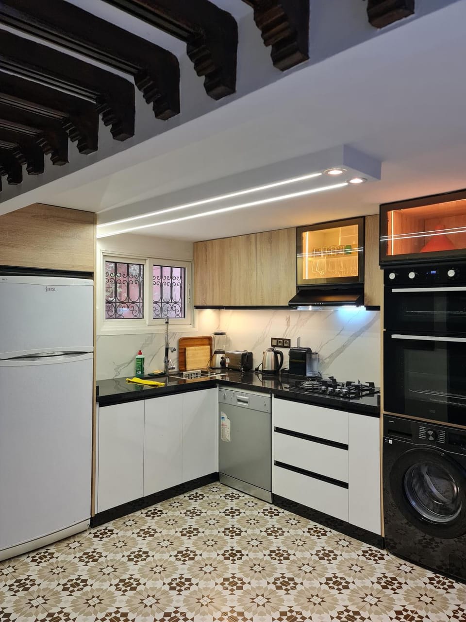 Coffee/tea facilities, Kitchen or kitchenette, dishwasher, oven, stove