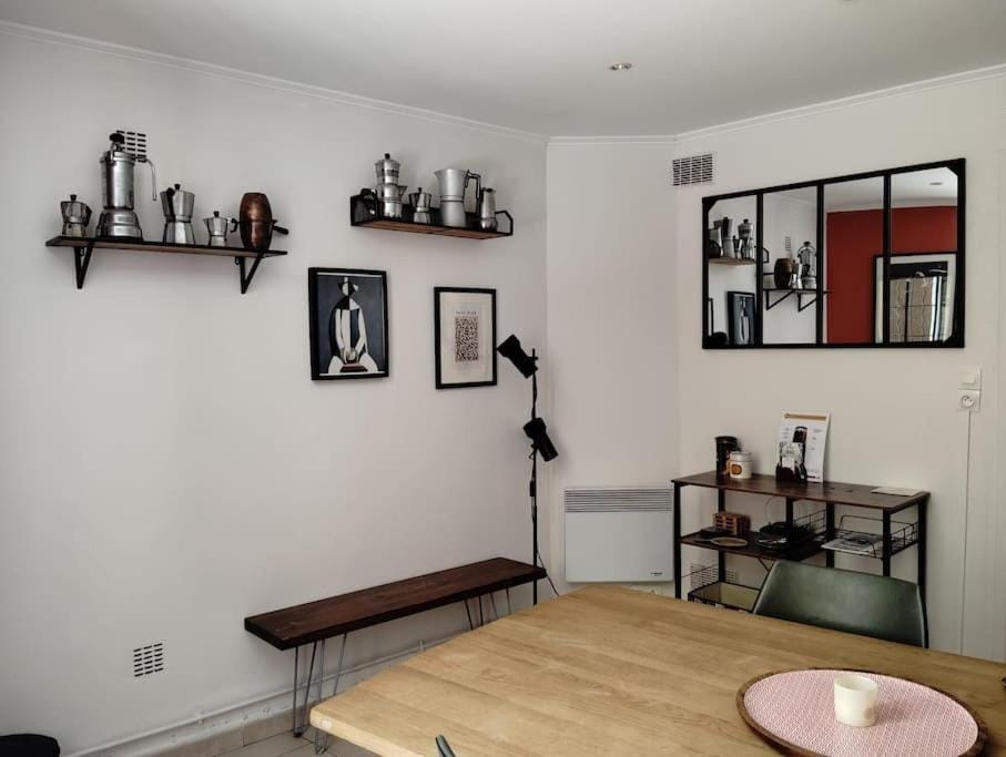 Kitchen or kitchenette, Seating area, Dining area