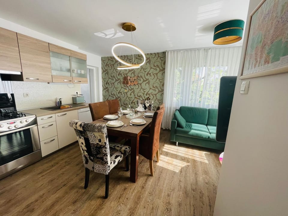 Kitchen or kitchenette, Living room, Seating area, Dining area, minibar, oven, pet friendly, stove