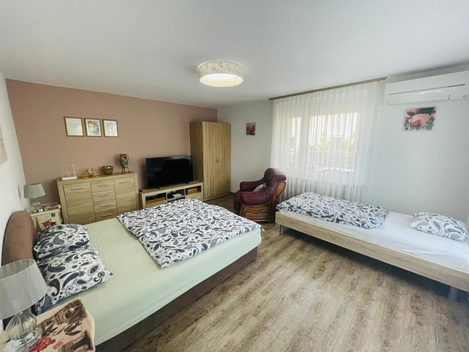 Bed, TV and multimedia, Photo of the whole room, Bedroom