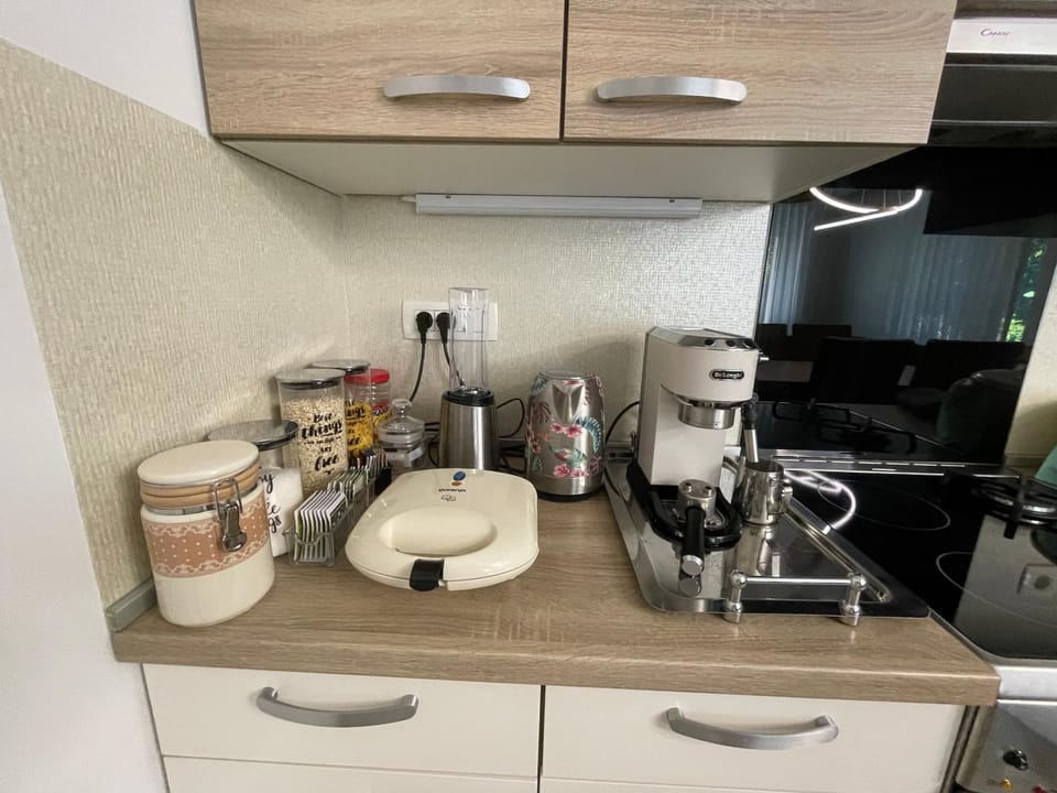 Coffee/tea facilities, Kitchen or kitchenette, stove, toaster