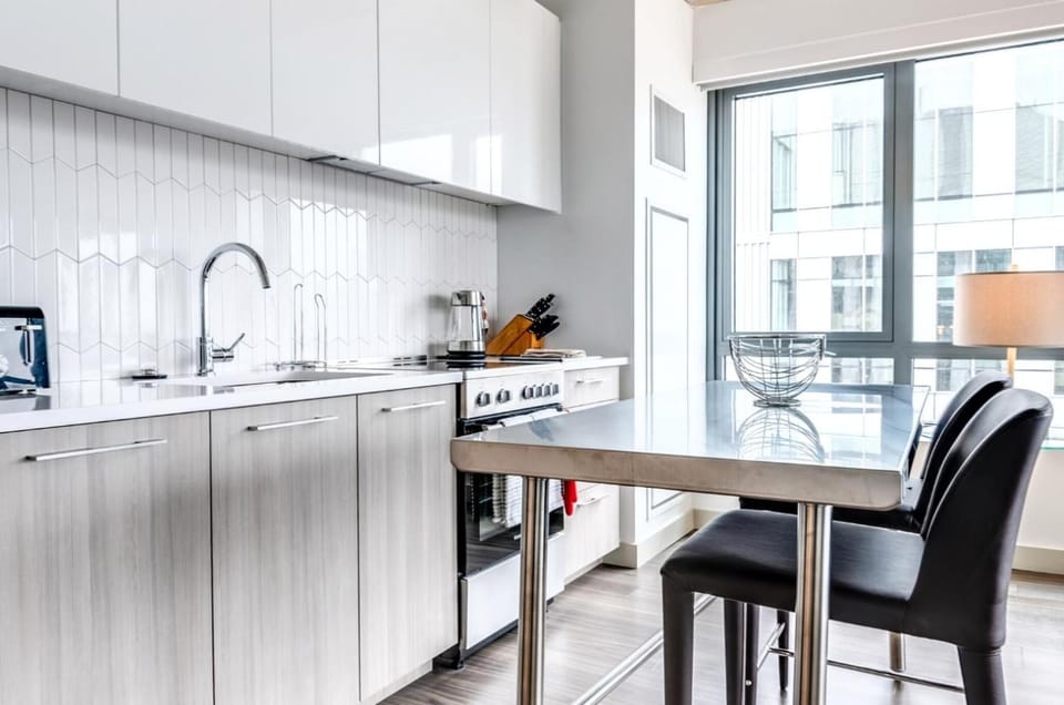 Kitchen or kitchenette, Dining area