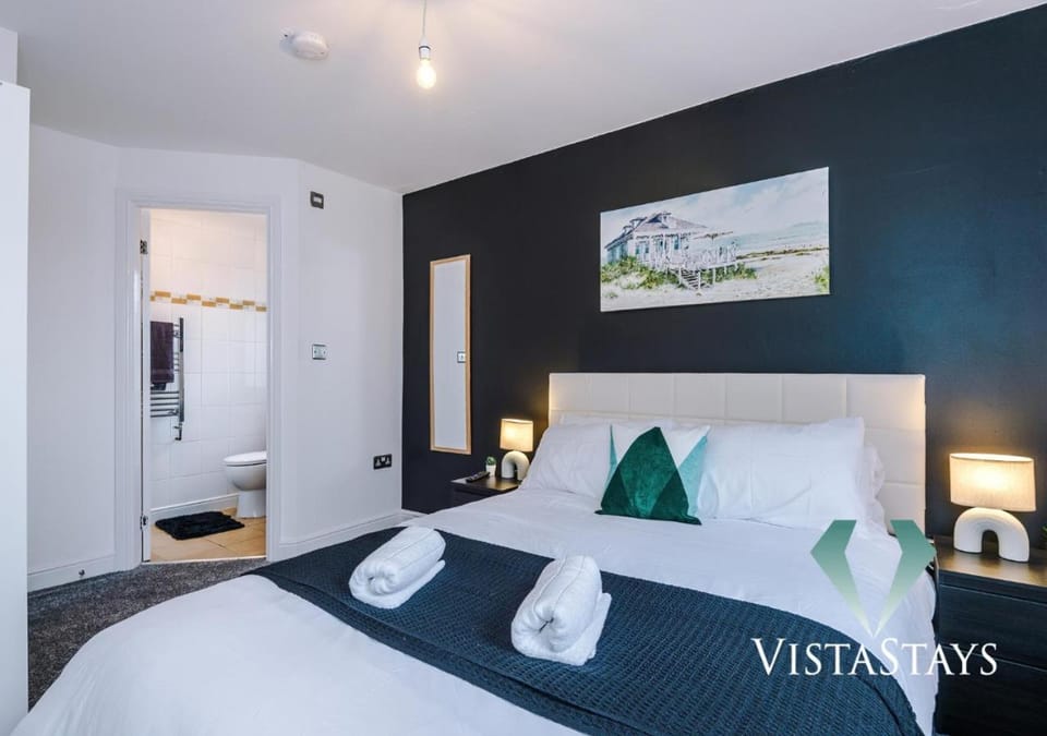 Large 5BDR House By Vista Stays Short Lets & Serviced Accommodation Salford With Pool Table, PS4 & Private Parking House in Salford