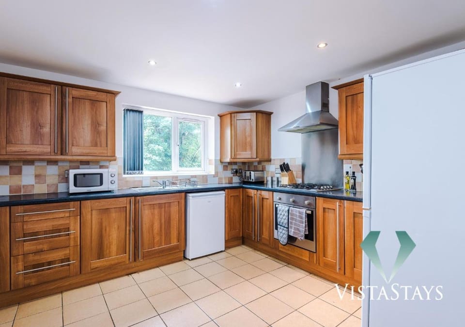 Large 5BDR House By Vista Stays Short Lets & Serviced Accommodation Salford With Pool Table, PS4 & Private Parking House in Salford