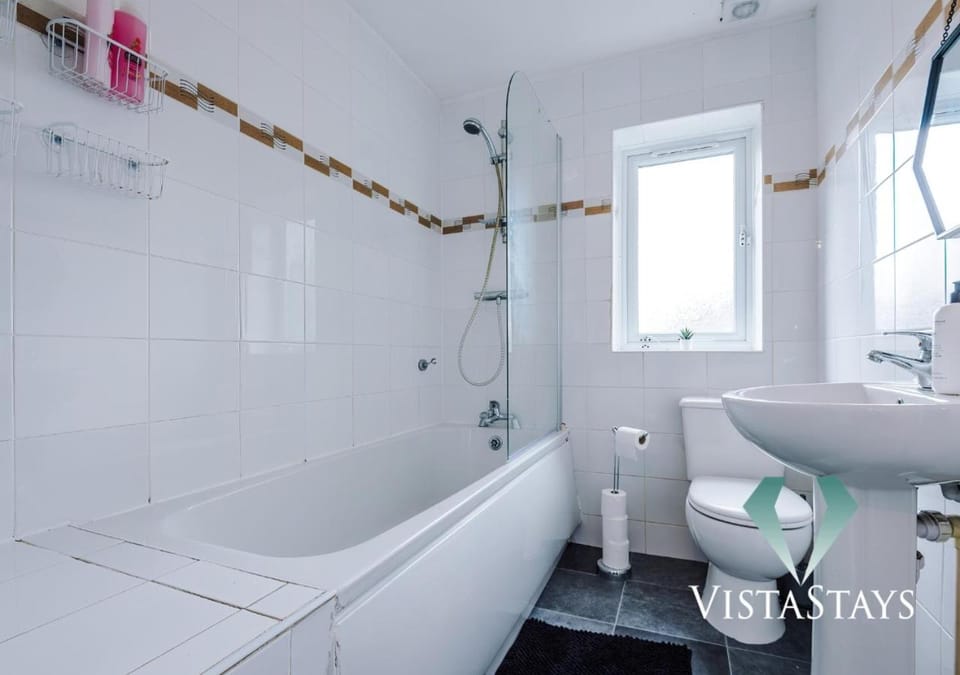 Large 5BDR House By Vista Stays Short Lets & Serviced Accommodation Salford With Pool Table, PS4 & Private Parking House in Salford
