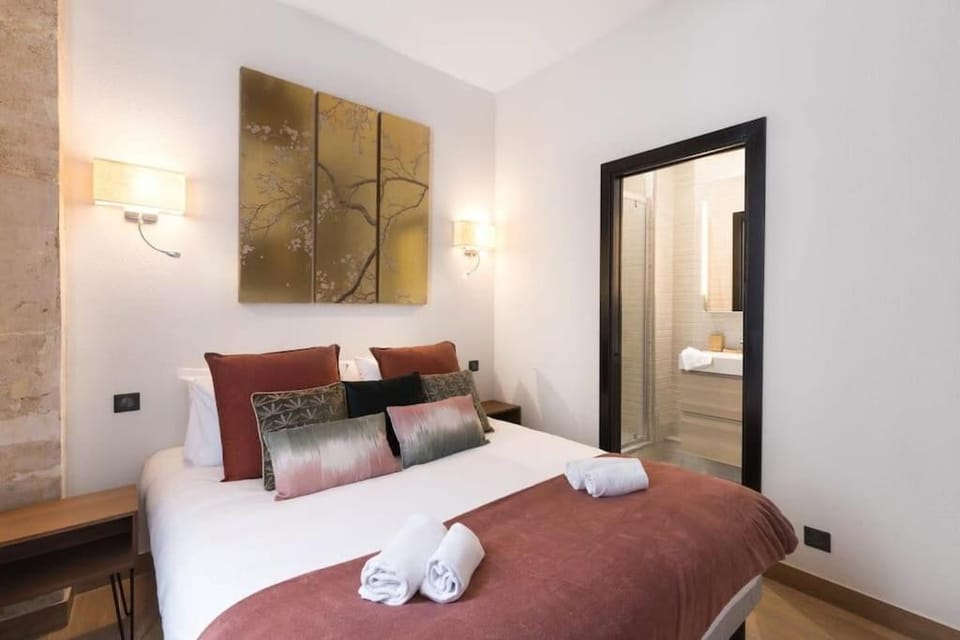 Bed, Bathroom, Photo of the whole room, Bedroom, towels
